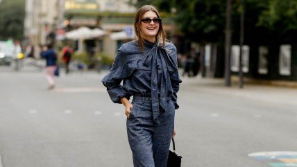 Žena u total teksas kombinaciji.