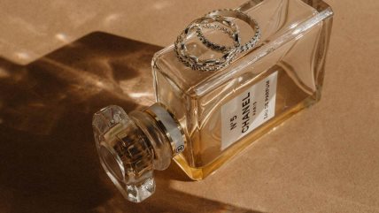 Prstenje položeno na Chanel parfem.