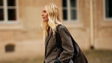 plava žena u kariranom sakou