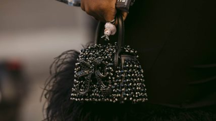 Krupan kadar na crnu torbu koja ima rese sa strane.