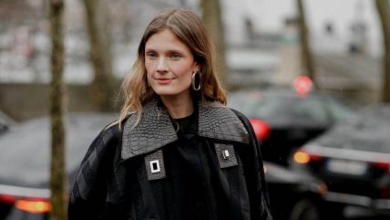 Žena u crnoj kožnoj jakni.