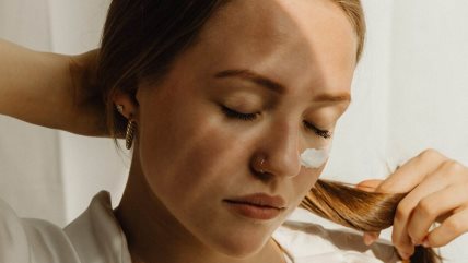 Krupan kadare žene koja ima kremu na licu.