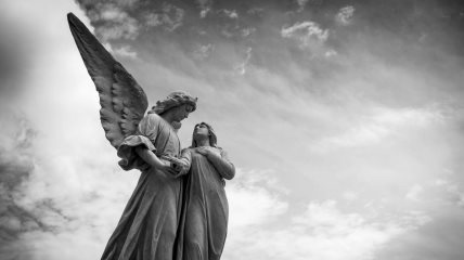 skulptura crno bela slika