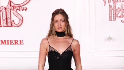 Anna Sitar u crnoj haljini na premijeri filma Wuthering.