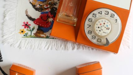 Narandžasti vintage Iskra telefon