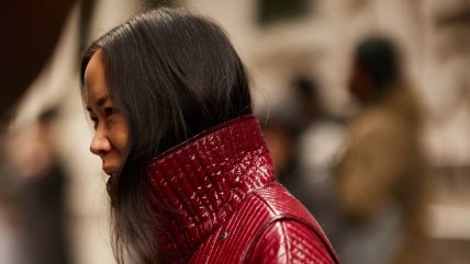 devojka u crvenoj jakni