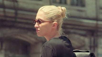 Carolyn Bessette-Kennedy sa kosom skupljenom u zaglađenu punđu.