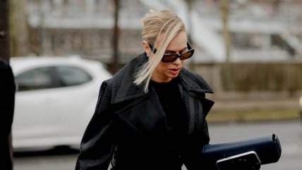 Žena u crnom kaputu sa širokom kragnom.