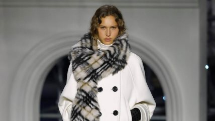 devojka sa krznenim šalom