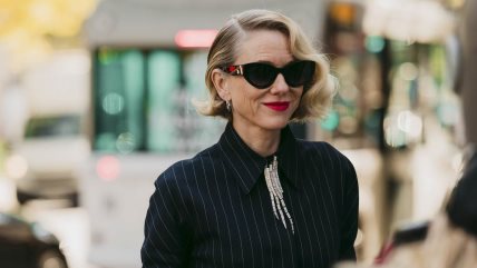 Naomi Watts, koja tumači lik Jackie O u novoj Hulu seriji, sa predimenzioniranim tamnim naočarima.