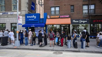 Ljudi čekaju u redu za hranu.