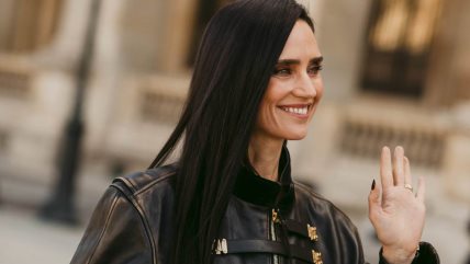 Žena u istrošenoj crnoj kožnoj jakni.