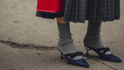 Devojka u cipelama sa kitten heel potpeticom.