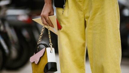 Žena u žutim somotskim pantalonama.