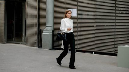 žena u beloj košulji i crnim pantalonama