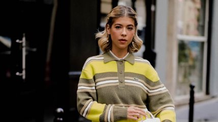 Devojka u žutoj prugastoj majici sa kragnom.