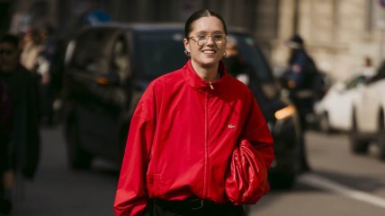 Žena u crvenoj jakni.