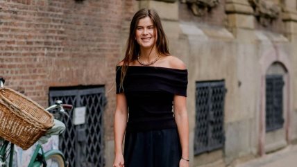 Devojka u dugoj crnoj haljini.