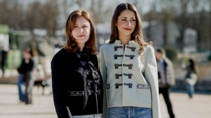 Dve devojke u jaknama sa frog kopčanjem.