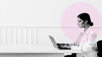 Žena koja sedi za stolom i ispred nje je laptop.