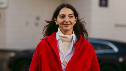 Žena u rolci i sa dve košulje.