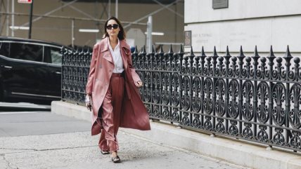 Žena u roze svilenim pantalonama i mantilu.