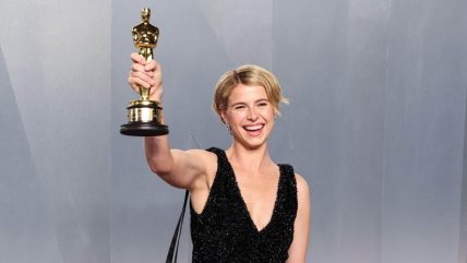 Jessie Buckley sa Oskaro u ruci koji je osvojila za film Hamnet.