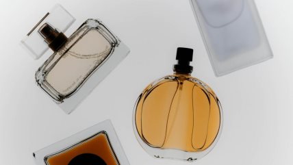 Bočice parfema na beloj pozadini.