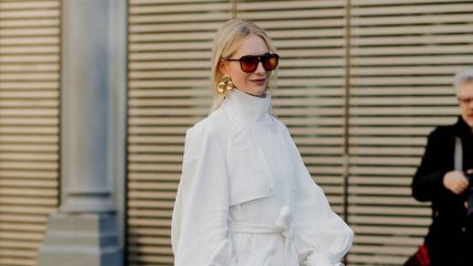 Žena u beloj košulji.