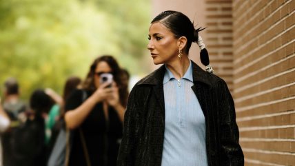 plava haljina crni kaput na devojci