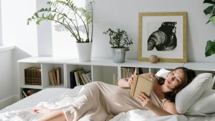 žena leži na krevetu