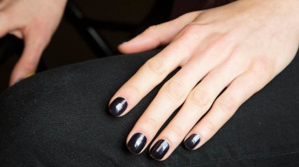 Malinasti nokti savršeno balansiraju između upadljivog i nosivog, negde između roze i crvene sa blagim hladnim podtonom.