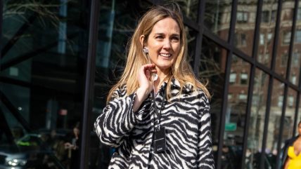 Žena u zebra print kaputu.