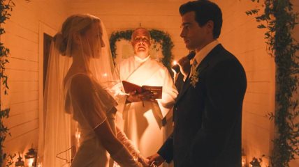 Paul Anthony Kelly and Sarah Pidgeon u seriji Love Story kao  John F. Kennedy Jr. i Carolyn Bessette.