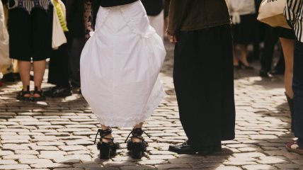 Dve žene okrenute leđima, fokus je na njihovoj obući.