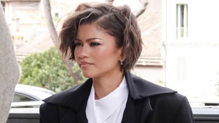 Zendaya u beloj košulji i crnom sakou.