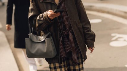 torba na devojci u modnoj kombinaciji