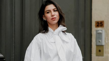 Devojka u beloj košulji sa puff rukavima.