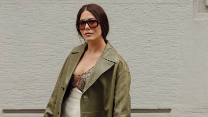 devojka u kožnoj jakni maslinaste boje