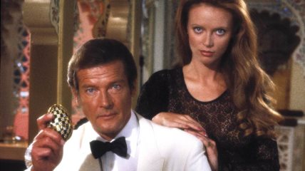 Roger Moore kao James Bond u filmu Octopussy dok u ruci drži Fabergé jaje.