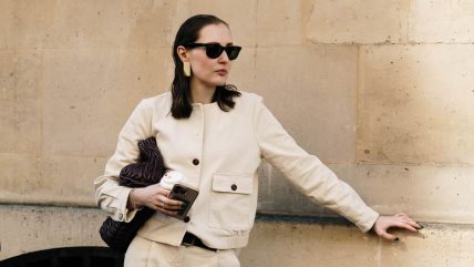 devojka u bež kompletu