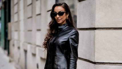 Devojka u crnoj kožnoj jakni.