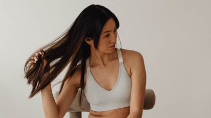 Krupan kadar na ženu sa dugom crnom kosom.