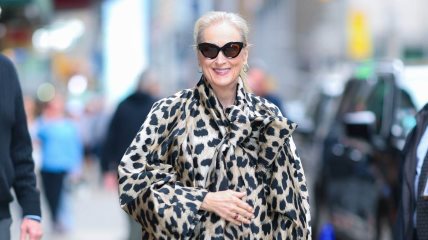 Meryl Streep u bluzi sa leopard dezenom i sa crnom torbom.