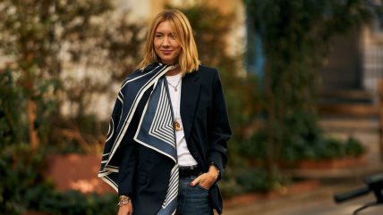 devojka u beloj majici sa košuljom, sakoom i farmerkama