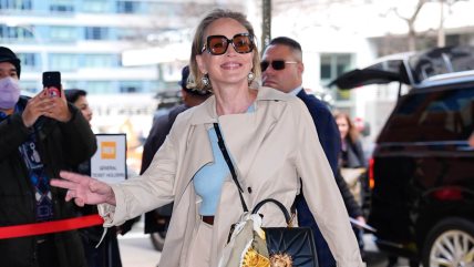 Glumica Sharon Stone u plavoj bluzi i trench mantilu.