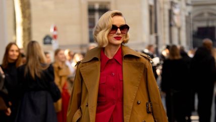 žena u trench mantilu