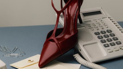 Štikla koja stoji na starom telefonu.