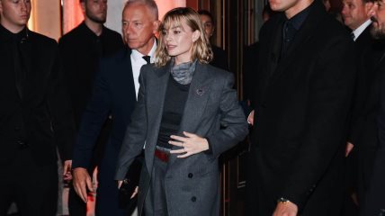 Margot Robbie u sivom Armani odelu u Milanu.