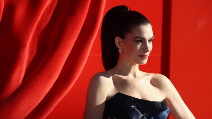 Anne Hathaway na londonskoj premijeri filma The Devil Wears Prada 2 sa visokim repom.